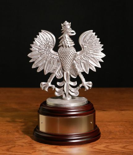 A buffed pewter sculpture of the 7 Regiment, Royal Logistic Corps (RLC) Polish Eagle. Mounted on a wooden base and includes an optional engraved nickel silver plate.