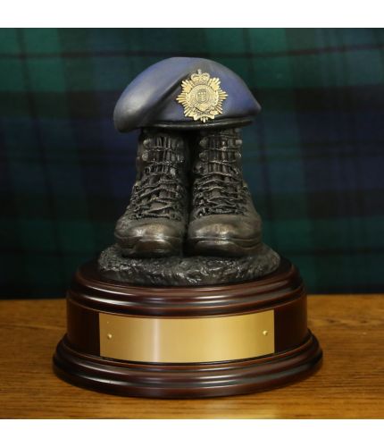 A bronze pair of tactical field boots with hand painted blue beret. On the Beret we can add a brass version of your cap badge (please add the one you'd like). We offer a choice of bases, with or without engraving. 