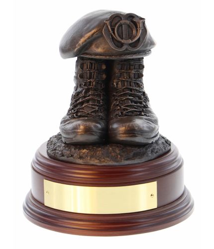 Dit is een koud gegoten bronzen Nederlandse Militaire sculptuur van het Garde Jagers Regiment. We leveren het compleet met houten voet en een gegraveerde messing plaat.