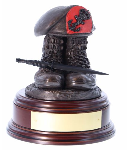Dit is een koud gegoten bronzen Nederlandse Militaire sculptuur van het Korps Mariniers. We leveren het compleet met houten voet en een gegraveerde messing plaat. - With Sykes Dagger