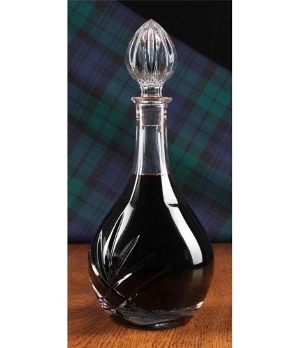 A panel cut wine decanter. We offer free engraving in the front panel of this item and the set is completed inside its own presentation box.
