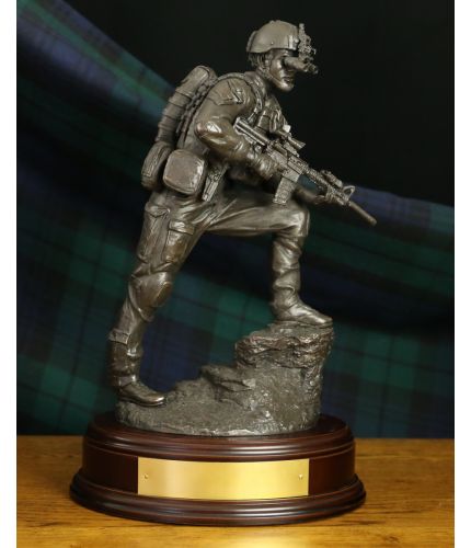 This is a 12" scale sculpture of a Special Forces Trooper on a modern night operation. A perfect presentation gift to anyone whos serving, or has served in Special Forces Worldwide. Wooden base of Choice and brass plate included.