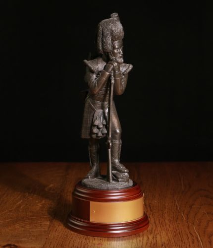 93rd Sutherland Highlanders a Regiment of the Scottish Infantry during the Crimean War. We offer a choice of wooden base along with a fully engraved brass plate as standard with every order.