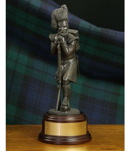 93rd Sutherland Highlanders a Regiment of the Scottish Infantry during the Crimean War. We offer a choice of wooden base along with a fully engraved brass plate as standard with every order.